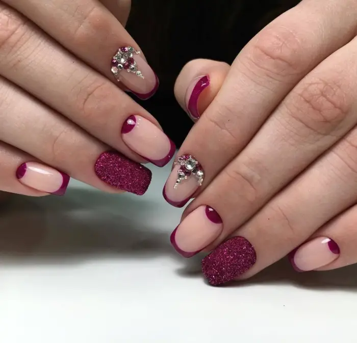 couleur tendance de 2018, vernis violet avec décoration nude et strass sur ongles en gel extensions