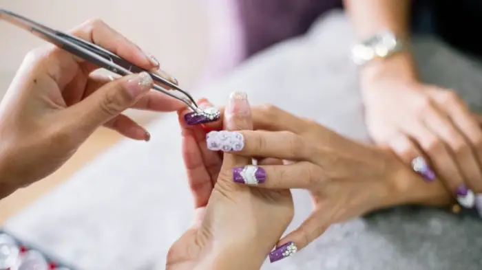 comment réaliser la pose ongle gel, décoration nail art sur ongles longs avec strass blancs et cristaux
