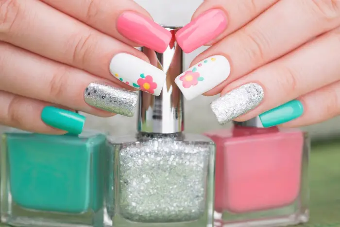 gel pour ongle de nuances vert et rose, nail art avec décoration en paillettes argentées et dessin floral
