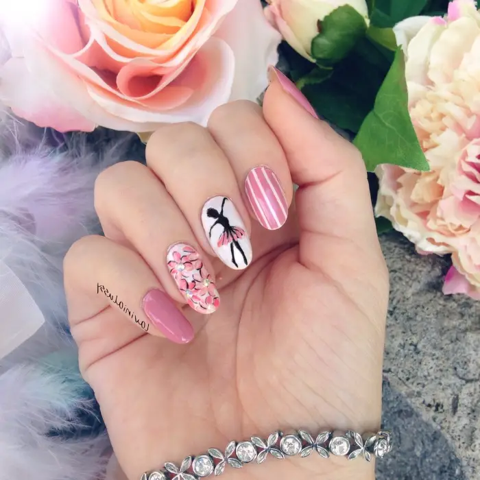 nail art idée à design ballerine avec ongles de couleur rose et décoration florale sur l&amp;#39;annulaire
