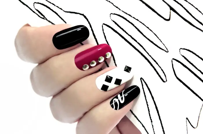 idée décoration nail art gel sur ongles longs de base blanc noir et rose, déco avec strass noir et or