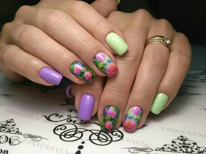 couleur tendance 2018, ongle gel deco en violet et vert avec dessin florale, extensions gel sur ongles courts