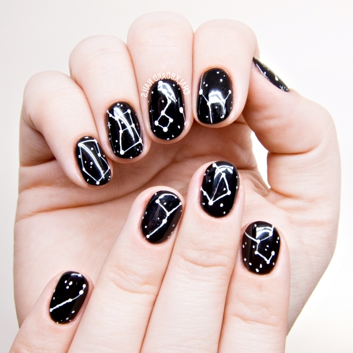 décoration à design constellation sur base noire avec étoiles blanches, idée manucure pour ongles courts