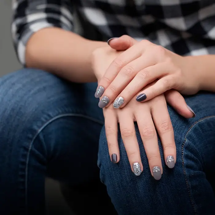 modele ongle gel de nuances grises avec décoration en paillettes argentées, nail art avec strass sur base grise