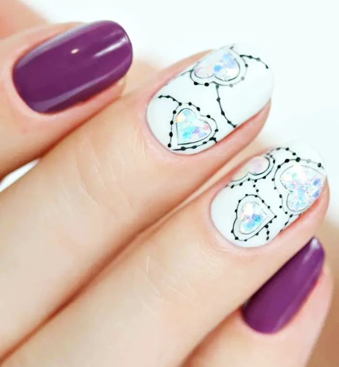 décoration pour les ongles en gel en couleur tendance 2018, vernis gel violet avec ongles blancs à déco coeur coloré