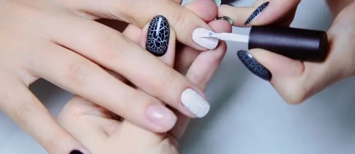 nail art pour ongle gel de couleur blanc à design briques blanches et marbre, comment appliquer un vernis gel