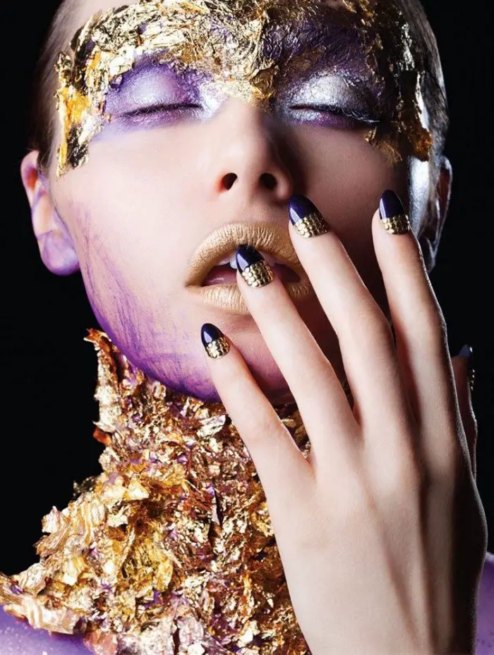 choisir un gel pour ongle de couleur violet avec décoration nail à design strass dorés, maquillage avec fards à paupières violet et lèvres dorés