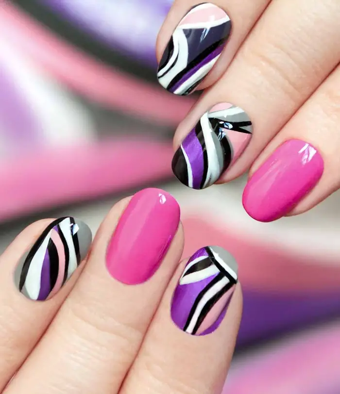 couleurs tendance 2018, idée ongle manicure violet et rose aux linges géométriques noir et blanc