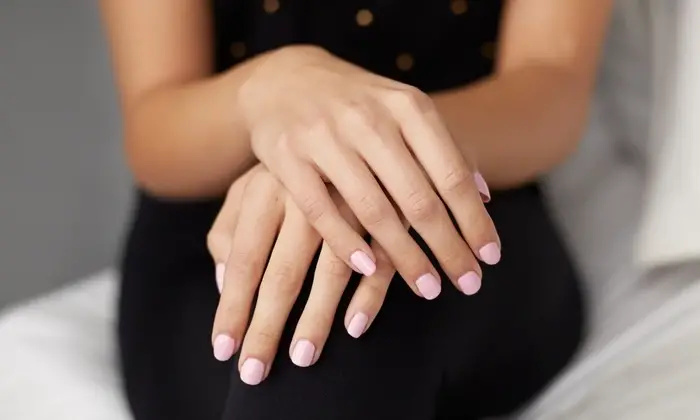 choix de gel pour ongle, manucure aux ongles courts peints en nuance rose pale