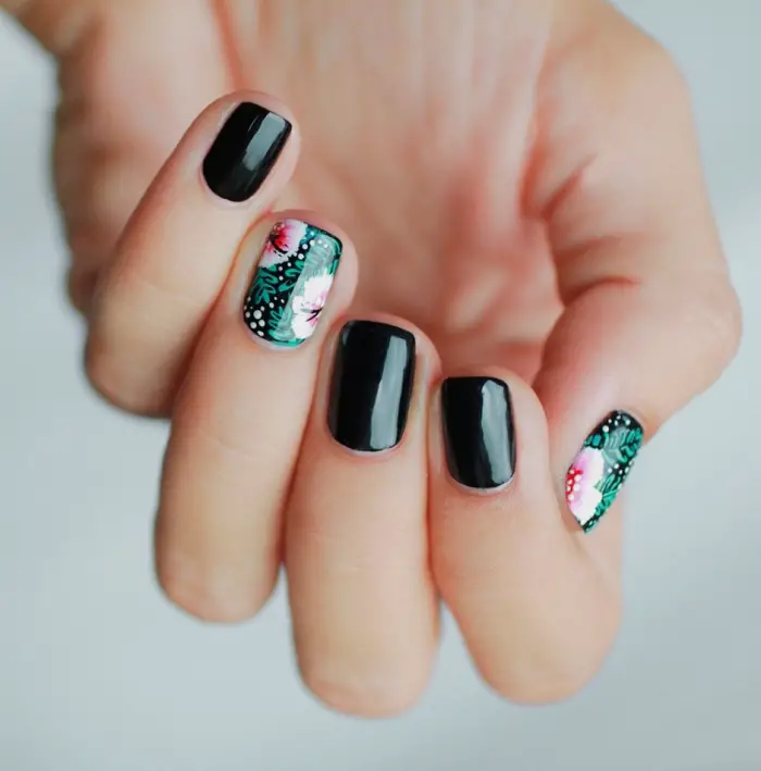 nail art sur ongles courts et noirs avec dessin florale en vert et rose pale, manucure gel sans extensions