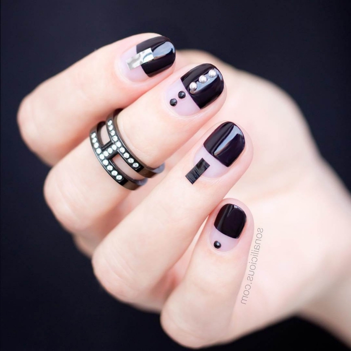 modele ongle gel en noir et transparent avec décoration en stickers noirs et dots noir et argent