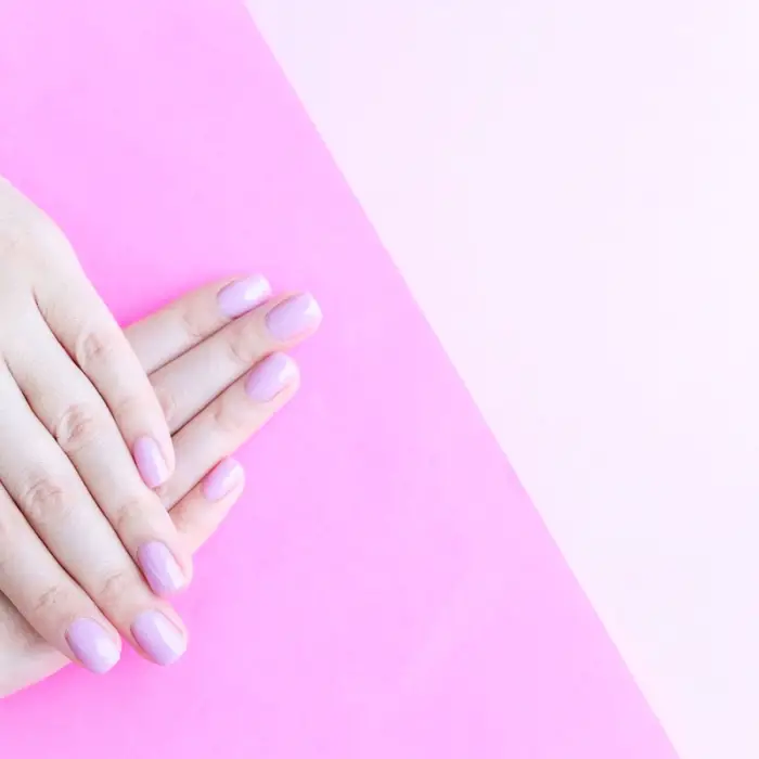 couleur ongle tendance, manucure de nuance rose pâle sur ongles mi-longs, mains sains et jolies à manucure rose