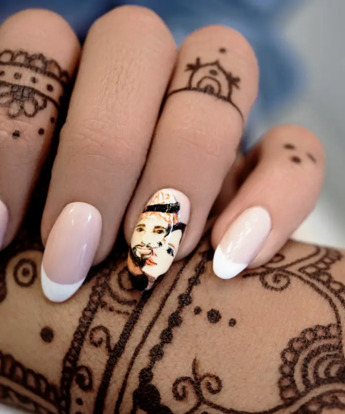 jolies mains féminines avec art corporel en henné noir et manucure française avec dessin couple sur l&amp;#39;annulaire